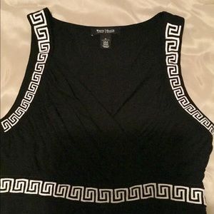 Blk & Wht Sharp! White House Black Market top M